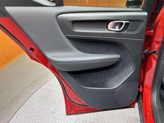 ＸＣ４０ Ｔ４　ＡＷＤ　Ｒデザイン　ＡＣＣ　純正ナビ　３６０°カメラ　ハーフレザーシート　パワーシート　シートヒーター　レーンアシスト　ブラインドスポット　パーキングアシスト　電動リアゲート　コーナーセンサー　オートライト　ドラレコ（42枚目）