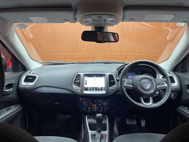 ジープ・コンパス ロンジチュード　クルーズコントロール　ナビ　地デジＴＶ　バックカメラ　Ｂｌｕｅｔｏｏｔｈ接続　パークアシスト　ブラックルーフ　ブラックルーフレール　プライバシーガラス　プッシュスタート　純正１７インチＡＷ　ＥＴＣ（4枚目）