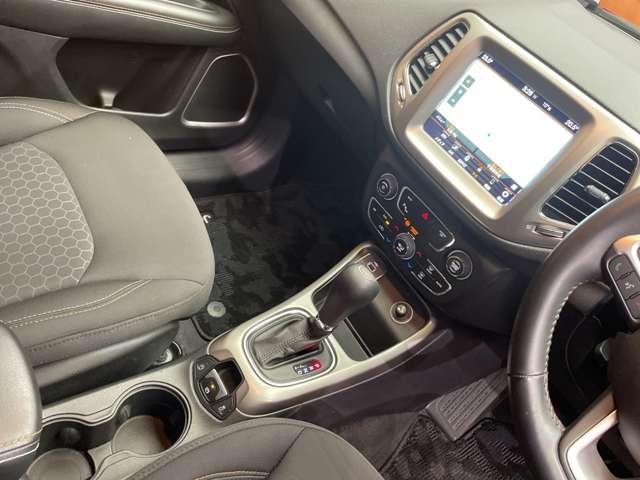 ジープ・コンパス ロンジチュード　クルーズコントロール　ナビ　地デジＴＶ　バックカメラ　Ｂｌｕｅｔｏｏｔｈ接続　パークアシスト　ブラックルーフ　ブラックルーフレール　プライバシーガラス　プッシュスタート　純正１７インチＡＷ　ＥＴＣ（11枚目）