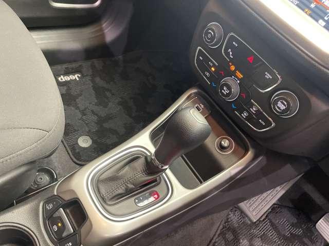 ジープ・コンパス ロンジチュード　クルーズコントロール　ナビ　地デジＴＶ　バックカメラ　Ｂｌｕｅｔｏｏｔｈ接続　パークアシスト　ブラックルーフ　ブラックルーフレール　プライバシーガラス　プッシュスタート　純正１７インチＡＷ　ＥＴＣ（12枚目）