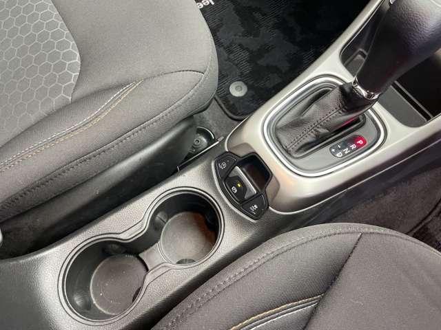 ジープ・コンパス ロンジチュード　クルーズコントロール　ナビ　地デジＴＶ　バックカメラ　Ｂｌｕｅｔｏｏｔｈ接続　パークアシスト　ブラックルーフ　ブラックルーフレール　プライバシーガラス　プッシュスタート　純正１７インチＡＷ　ＥＴＣ（13枚目）