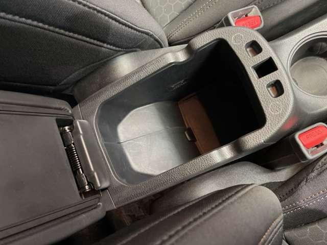 ジープ・コンパス ロンジチュード　クルーズコントロール　ナビ　地デジＴＶ　バックカメラ　Ｂｌｕｅｔｏｏｔｈ接続　パークアシスト　ブラックルーフ　ブラックルーフレール　プライバシーガラス　プッシュスタート　純正１７インチＡＷ　ＥＴＣ（15枚目）