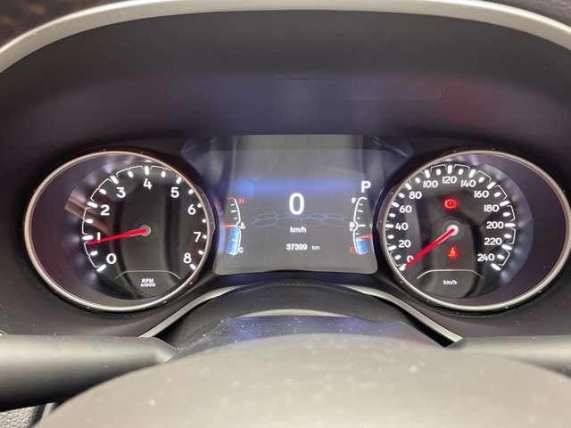 ジープ・コンパス ロンジチュード　クルーズコントロール　ナビ　地デジＴＶ　バックカメラ　Ｂｌｕｅｔｏｏｔｈ接続　パークアシスト　ブラックルーフ　ブラックルーフレール　プライバシーガラス　プッシュスタート　純正１７インチＡＷ　ＥＴＣ（18枚目）