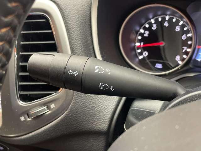 ジープ・コンパス ロンジチュード　クルーズコントロール　ナビ　地デジＴＶ　バックカメラ　Ｂｌｕｅｔｏｏｔｈ接続　パークアシスト　ブラックルーフ　ブラックルーフレール　プライバシーガラス　プッシュスタート　純正１７インチＡＷ　ＥＴＣ（22枚目）