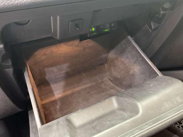 ジープ・コンパス ロンジチュード　クルーズコントロール　ナビ　地デジＴＶ　バックカメラ　Ｂｌｕｅｔｏｏｔｈ接続　パークアシスト　ブラックルーフ　ブラックルーフレール　プライバシーガラス　プッシュスタート　純正１７インチＡＷ　ＥＴＣ（29枚目）