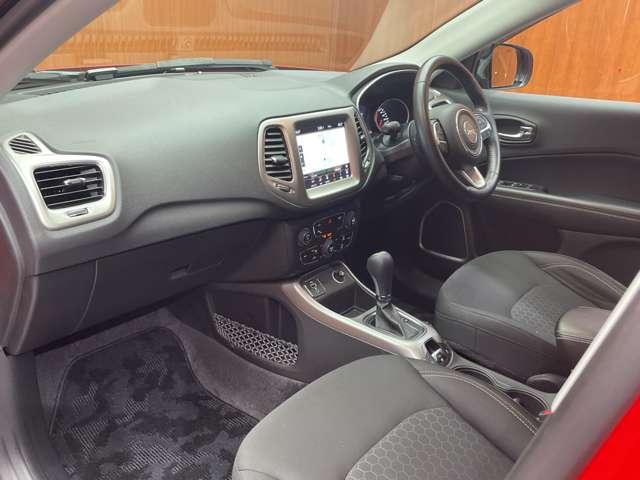 ジープ・コンパス ロンジチュード　クルーズコントロール　ナビ　地デジＴＶ　バックカメラ　Ｂｌｕｅｔｏｏｔｈ接続　パークアシスト　ブラックルーフ　ブラックルーフレール　プライバシーガラス　プッシュスタート　純正１７インチＡＷ　ＥＴＣ（31枚目）