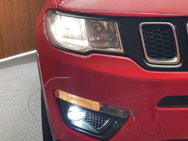 ジープ・コンパス ロンジチュード　クルーズコントロール　ナビ　地デジＴＶ　バックカメラ　Ｂｌｕｅｔｏｏｔｈ接続　パークアシスト　ブラックルーフ　ブラックルーフレール　プライバシーガラス　プッシュスタート　純正１７インチＡＷ　ＥＴＣ（50枚目）