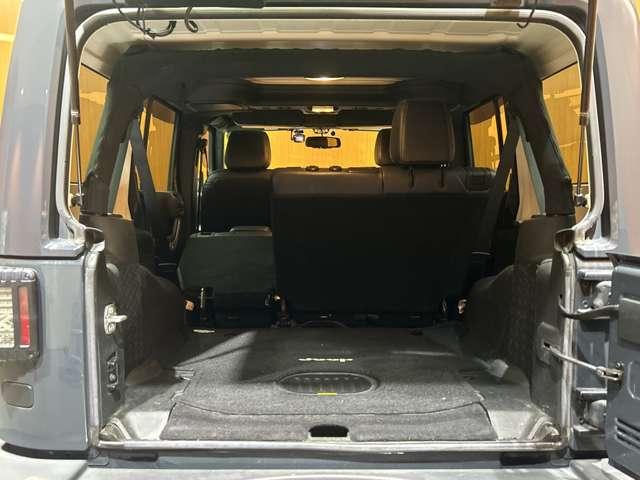 �}�b�g�u���b�N�Ƀz���C�g�̂k�h�a�d�q�`�k�`�̃��S�̌����ƊŔ��ڈ�ł��B