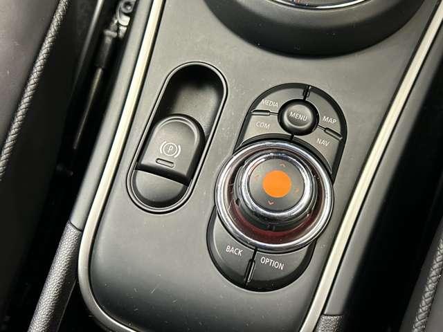 ＭＩＮＩ クーパーＳＤ　クロスオーバー　オール４　黒革　シートヒーター　メモリーパワーシート　ＡＣＣ　純正ナビ　バックカメラ　パーキングアシスト　ＬＥＤヘッドライト　オートライト　電動リアゲート　ドライブレコーダー　ＰＤＣ　電動パーキングブレーキ（17枚目）