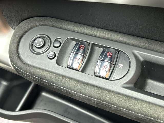 ＭＩＮＩ クーパーＳＤ　クロスオーバー　オール４　黒革　シートヒーター　メモリーパワーシート　ＡＣＣ　純正ナビ　バックカメラ　パーキングアシスト　ＬＥＤヘッドライト　オートライト　電動リアゲート　ドライブレコーダー　ＰＤＣ　電動パーキングブレーキ（30枚目）