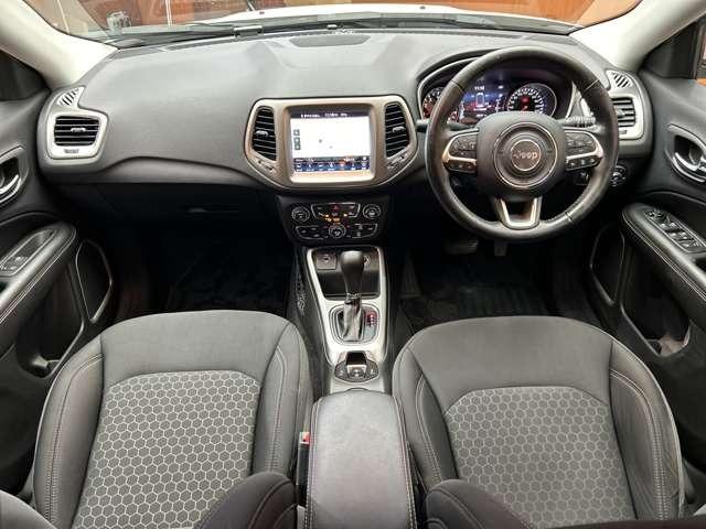 ジープ・コンパス 　ＡＣＣ　純正ナビ　バックカメラ　ＥＴＣ　スマートキー　レーンアシスト　パーキングアシスト　パークセンサー　ツートンカラー　衝突被害軽減ブレーキ　ブラインドスポット　フロントフォグランプ（4枚目）