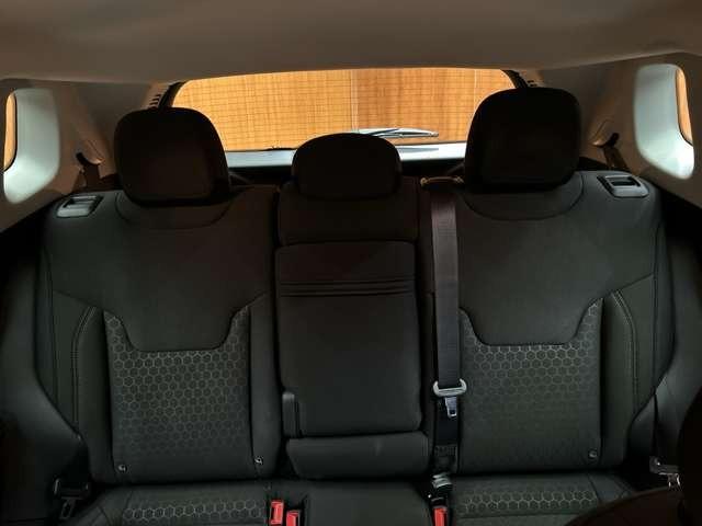 ジープ・コンパス 　ＡＣＣ　純正ナビ　バックカメラ　ＥＴＣ　スマートキー　レーンアシスト　パーキングアシスト　パークセンサー　ツートンカラー　衝突被害軽減ブレーキ　ブラインドスポット　フロントフォグランプ（9枚目）