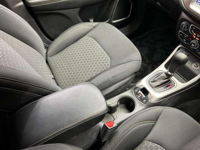 ジープ・コンパス 　ＡＣＣ　純正ナビ　バックカメラ　ＥＴＣ　スマートキー　レーンアシスト　パーキングアシスト　パークセンサー　ツートンカラー　衝突被害軽減ブレーキ　ブラインドスポット　フロントフォグランプ（14枚目）