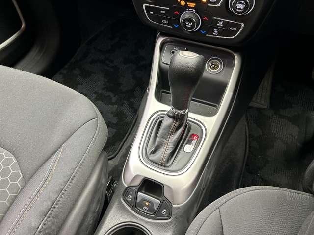 ジープ・コンパス 　ＡＣＣ　純正ナビ　バックカメラ　ＥＴＣ　スマートキー　レーンアシスト　パーキングアシスト　パークセンサー　ツートンカラー　衝突被害軽減ブレーキ　ブラインドスポット　フロントフォグランプ（17枚目）