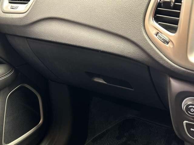 ジープ・コンパス 　ＡＣＣ　純正ナビ　バックカメラ　ＥＴＣ　スマートキー　レーンアシスト　パーキングアシスト　パークセンサー　ツートンカラー　衝突被害軽減ブレーキ　ブラインドスポット　フロントフォグランプ（31枚目）