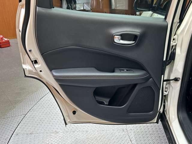 ジープ・コンパス 　ＡＣＣ　純正ナビ　バックカメラ　ＥＴＣ　スマートキー　レーンアシスト　パーキングアシスト　パークセンサー　ツートンカラー　衝突被害軽減ブレーキ　ブラインドスポット　フロントフォグランプ（42枚目）