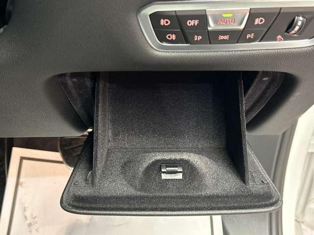 �}�b�g�u���b�N�Ƀz���C�g�̂k�h�a�d�q�`�k�`�̃��S�̌����ƊŔ��ڈ�ł��B