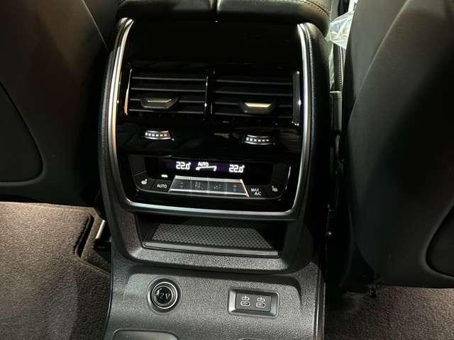 �}�b�g�u���b�N�Ƀz���C�g�̂k�h�a�d�q�`�k�`�̃��S�̌����ƊŔ��ڈ�ł��B