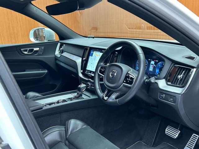 ＸＣ６０ Ｄ４　ＡＷＤ　Ｒデザイン　ＡＣＣ　半革シート　純正ナビ　地デジＴＶ　　３６０°カメラ　Ｂｌｕｅｔｏｏｔｈ接続　電動シート　シートヒーター　自動駐車　パドルシフト　電動リアゲート　ＬＥＤヘッドライト　衝突軽減Ｂ　ＢＳＭ　ＬＫＡ（5枚目）