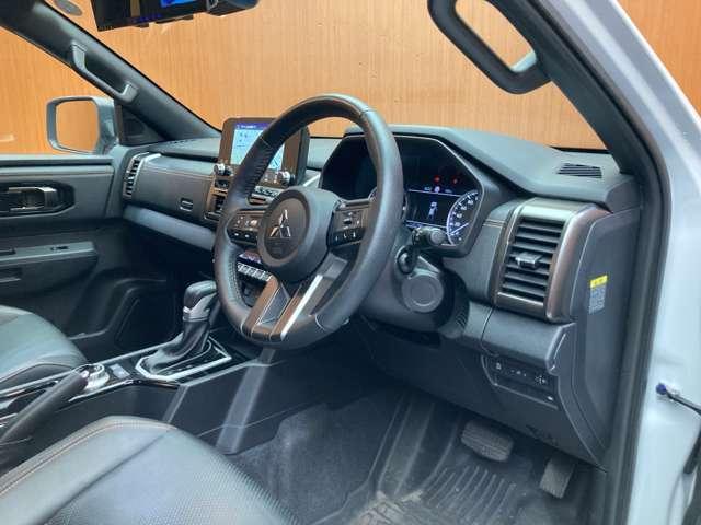 トライトン ＧＳＲ　純正ナビ　３６０°カメラ　黒革シート　パワーシート　シートヒーター　ステアリングヒーター　レーダークルーズコントロール　レーンアシスト　アイドリングストップ　ＬＥＤヘッドライト　オートライト　ＥＴＣ（5枚目）