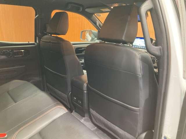 トライトン ＧＳＲ　純正ナビ　３６０°カメラ　黒革シート　パワーシート　シートヒーター　ステアリングヒーター　レーダークルーズコントロール　レーンアシスト　アイドリングストップ　ＬＥＤヘッドライト　オートライト　ＥＴＣ（7枚目）