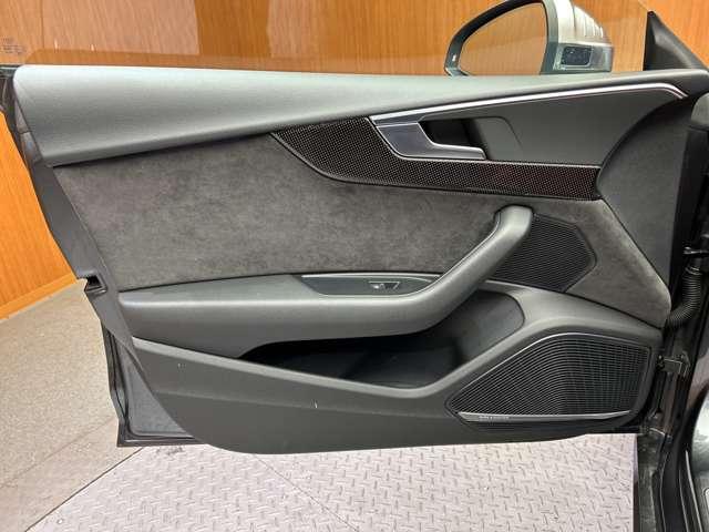 �}�b�g�u���b�N�Ƀz���C�g�̂k�h�a�d�q�`�k�`�̃��S�̌����ƊŔ��ڈ�ł��B