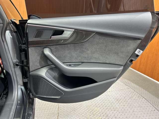 �}�b�g�u���b�N�Ƀz���C�g�̂k�h�a�d�q�`�k�`�̃��S�̌����ƊŔ��ڈ�ł��B