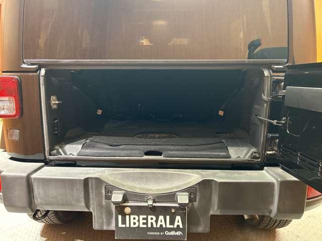 �}�b�g�u���b�N�Ƀz���C�g�̂k�h�a�d�q�`�k�`�̃��S�̌����ƊŔ��ڈ�ł��B