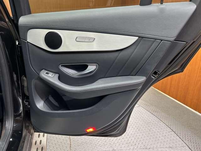 �}�b�g�u���b�N�Ƀz���C�g�̂k�h�a�d�q�`�k�`�̃��S�̌����ƊŔ��ڈ�ł��B