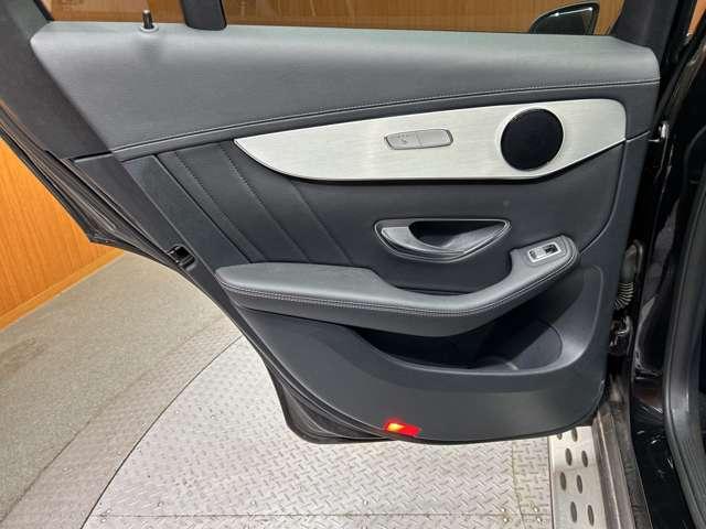 �}�b�g�u���b�N�Ƀz���C�g�̂k�h�a�d�q�`�k�`�̃��S�̌����ƊŔ��ڈ�ł��B