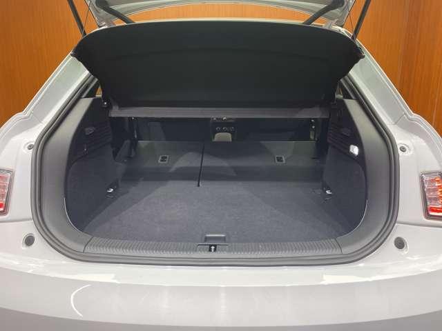 �}�b�g�u���b�N�Ƀz���C�g�̂k�h�a�d�q�`�k�`�̃��S�̌����ƊŔ��ڈ�ł��B