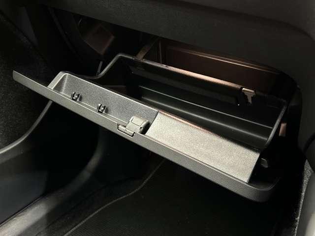 ＸＣ４０ Ｔ４　ＡＷＤ　Ｒデザイン　ＡＣＣ　半革シート　ナビ　ＴＶ　ＣａｒＰｌａｙ　３６０°カメラ　電動シート　シートヒーター　電動リアゲート　ＬＥＤライト　パークアシスト　衝突軽減Ｂ　ＢＳＭ　ＬＫＡ　ドラレコ　ＥＴＣ（33枚目）