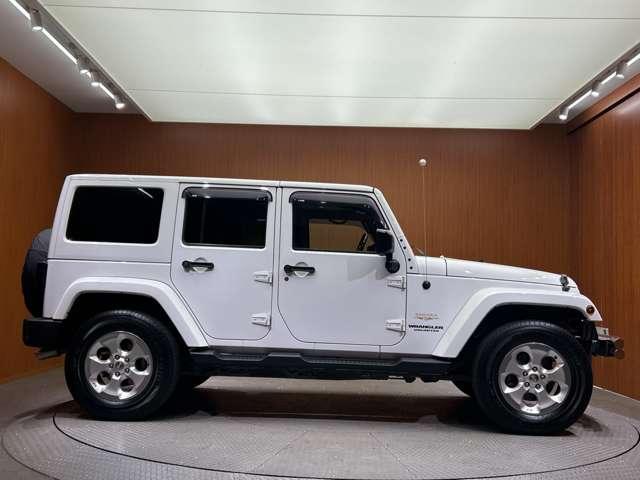 ジープ・ラングラーアンリミテッド サハラ　ワンオーナー　社外フロントバンパー　ナビ　サイドカメラ　クルーズコントロール　キーレス　デジタルインナーミラー　ＥＴＣ　ヒルディセントコントロール　フロントフォグランプ　純正１８インチＡＷ（42枚目）