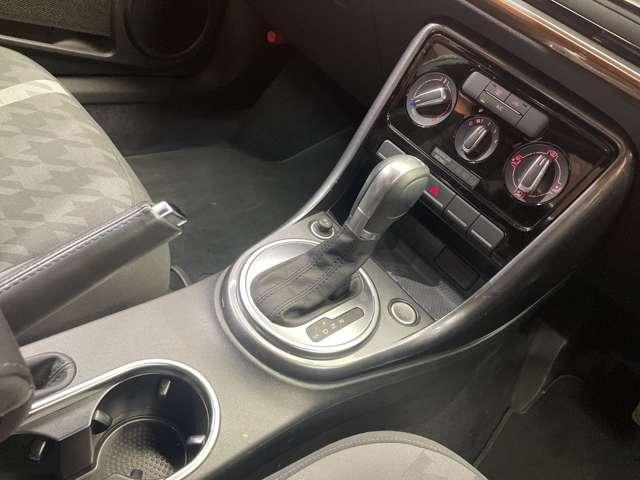 ザ・ビートル デザイン　クルーズコントロール　純正ナビ　地デジＴＶ　バックカメラ　キセノンヘッドライト　オートライト　プッシュスタート　純正１７インチＡＷ　ＥＴＣ　ブラインドスポット　リアトラフィックアラート　レインセンサー（12枚目）