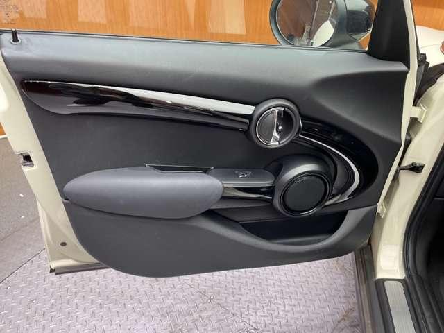 �}�b�g�u���b�N�Ƀz���C�g�̂k�h�a�d�q�`�k�`�̃��S�̌����ƊŔ��ڈ�ł��B