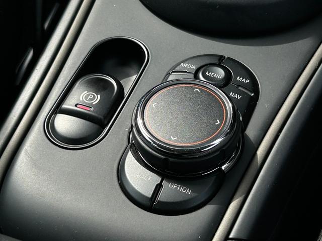ＭＩＮＩ クーパーＤ　クロスオーバー　純正ナビ　ＡＵＸ　Ｂｌｕｅｔｏｏｔｈ　フォグライト　純正アルミホイール１７インチ　クルーズコントロール　バックカメラ　パワーバックドア　コーナーセンサー（31枚目）