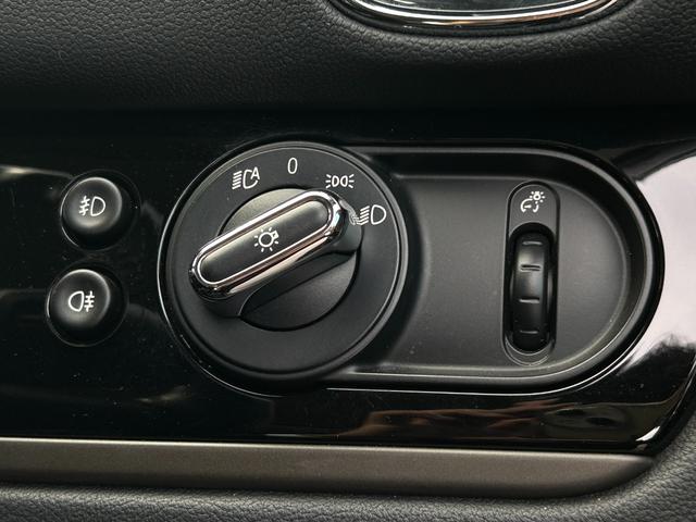 ＭＩＮＩ クーパーＤ　クロスオーバー　純正ナビ　ＡＵＸ　Ｂｌｕｅｔｏｏｔｈ　フォグライト　純正アルミホイール１７インチ　クルーズコントロール　バックカメラ　パワーバックドア　コーナーセンサー（35枚目）