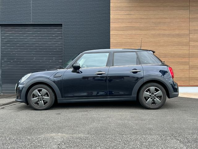 ＭＩＮＩ クーパーＤ　クラシック・トリム　ワンオーナー　バックカメラ　エニグマティックブラック　ＬＥＤヘッドライト　Ａｐｐｌｅ　Ｃａｒ　Ｐｌａｙ　純正アルミホイール１６インチ　シートヒーター　クルーズコントロール　ＵＳＢ（9枚目）