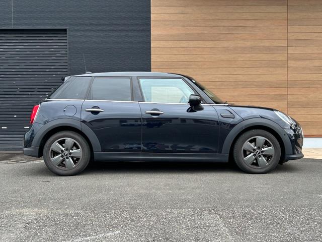 ＭＩＮＩ クーパーＤ　クラシック・トリム　ワンオーナー　バックカメラ　エニグマティックブラック　ＬＥＤヘッドライト　Ａｐｐｌｅ　Ｃａｒ　Ｐｌａｙ　純正アルミホイール１６インチ　シートヒーター　クルーズコントロール　ＵＳＢ（10枚目）