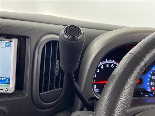 キューブ １５Ｘ　Ｖセレクション　ナビ　ＣＤ　ＴＶ　ＳＤ　ビルトインＥＴＣ　禁煙車　オートライト　フォグランプ　スマートキー　プッシュスタート　電動格納ミラー　１６インチアルミホイール　フロアマット　スペアキー　オートエアコン（10枚目）