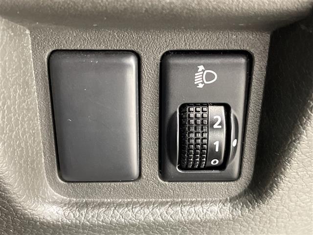 キューブ １５Ｘ　Ｖセレクション　ナビ　ＣＤ　ＴＶ　ＳＤ　ビルトインＥＴＣ　禁煙車　オートライト　フォグランプ　スマートキー　プッシュスタート　電動格納ミラー　１６インチアルミホイール　フロアマット　スペアキー　オートエアコン（12枚目）