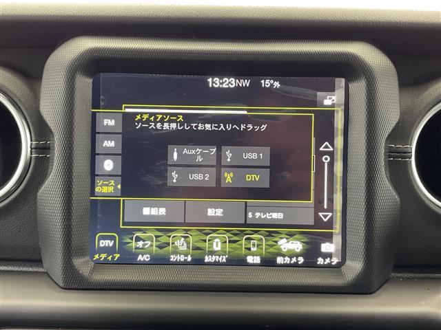 ジープ・ラングラーアンリミテッド サハラ　ワンオーナー　純正ナビ　フルセグＴＶ　Ｂｌｕｅｔｏｏｔｈ　禁煙車　ＥＴＣ　ステアリングヒーター　オートライト　ＬＥＤヘッドライト　純正アルミホイール　フロアマット　アイドリングストップ　スマートキー（2枚目）
