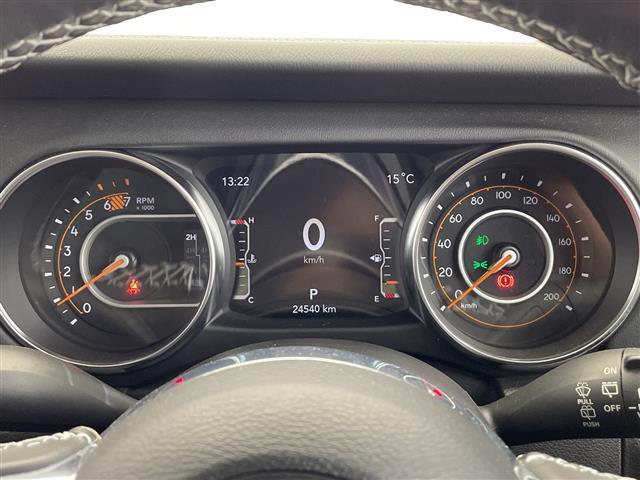 ジープ・ラングラーアンリミテッド サハラ　ワンオーナー　純正ナビ　フルセグＴＶ　Ｂｌｕｅｔｏｏｔｈ　禁煙車　ＥＴＣ　ステアリングヒーター　オートライト　ＬＥＤヘッドライト　純正アルミホイール　フロアマット　アイドリングストップ　スマートキー（7枚目）