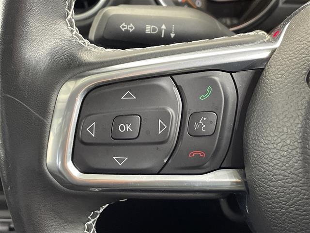 ジープ・ラングラーアンリミテッド サハラ　ワンオーナー　純正ナビ　フルセグＴＶ　Ｂｌｕｅｔｏｏｔｈ　禁煙車　ＥＴＣ　ステアリングヒーター　オートライト　ＬＥＤヘッドライト　純正アルミホイール　フロアマット　アイドリングストップ　スマートキー（9枚目）
