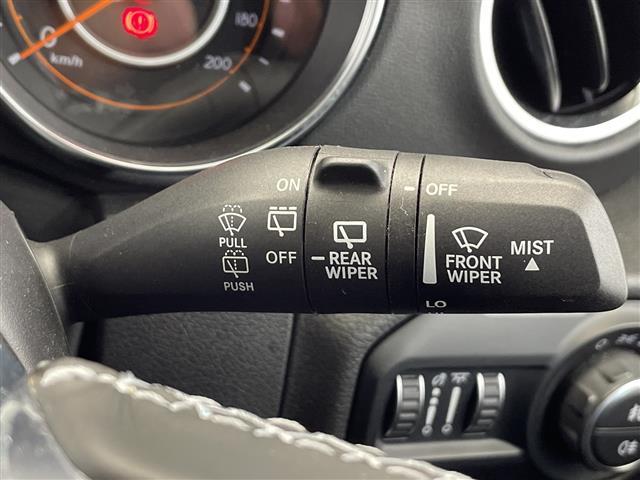 ジープ・ラングラーアンリミテッド サハラ　ワンオーナー　純正ナビ　フルセグＴＶ　Ｂｌｕｅｔｏｏｔｈ　禁煙車　ＥＴＣ　ステアリングヒーター　オートライト　ＬＥＤヘッドライト　純正アルミホイール　フロアマット　アイドリングストップ　スマートキー（12枚目）
