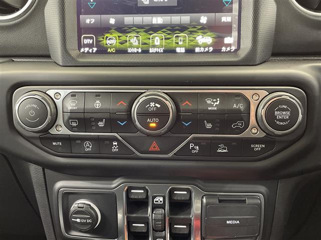 ジープ・ラングラーアンリミテッド サハラ　ワンオーナー　純正ナビ　フルセグＴＶ　Ｂｌｕｅｔｏｏｔｈ　禁煙車　ＥＴＣ　ステアリングヒーター　オートライト　ＬＥＤヘッドライト　純正アルミホイール　フロアマット　アイドリングストップ　スマートキー（13枚目）