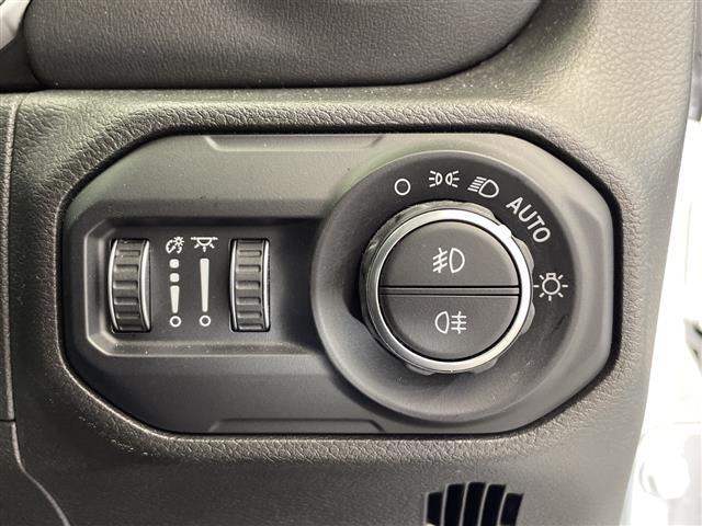 ジープ・ラングラーアンリミテッド サハラ　ワンオーナー　純正ナビ　フルセグＴＶ　Ｂｌｕｅｔｏｏｔｈ　禁煙車　ＥＴＣ　ステアリングヒーター　オートライト　ＬＥＤヘッドライト　純正アルミホイール　フロアマット　アイドリングストップ　スマートキー（14枚目）
