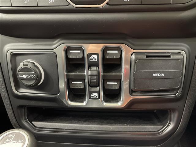 ジープ・ラングラーアンリミテッド サハラ　ワンオーナー　純正ナビ　フルセグＴＶ　Ｂｌｕｅｔｏｏｔｈ　禁煙車　ＥＴＣ　ステアリングヒーター　オートライト　ＬＥＤヘッドライト　純正アルミホイール　フロアマット　アイドリングストップ　スマートキー（15枚目）