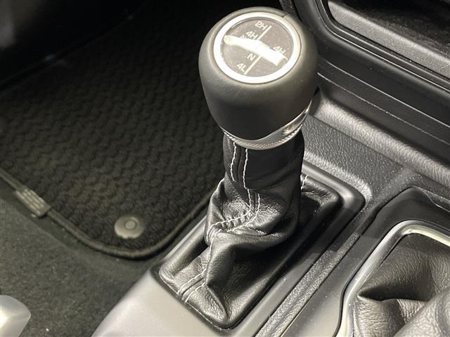 ジープ・ラングラーアンリミテッド サハラ　ワンオーナー　純正ナビ　フルセグＴＶ　Ｂｌｕｅｔｏｏｔｈ　禁煙車　ＥＴＣ　ステアリングヒーター　オートライト　ＬＥＤヘッドライト　純正アルミホイール　フロアマット　アイドリングストップ　スマートキー（16枚目）