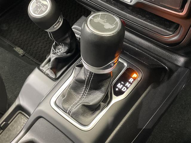 ジープ・ラングラーアンリミテッド サハラ　ワンオーナー　純正ナビ　フルセグＴＶ　Ｂｌｕｅｔｏｏｔｈ　禁煙車　ＥＴＣ　ステアリングヒーター　オートライト　ＬＥＤヘッドライト　純正アルミホイール　フロアマット　アイドリングストップ　スマートキー（17枚目）